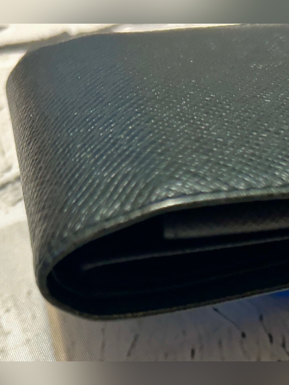 Louis Vuitton Black Taiga Textured Leather Men’s Wallet. Multiple sections- VGUC - Picture 13 of 15